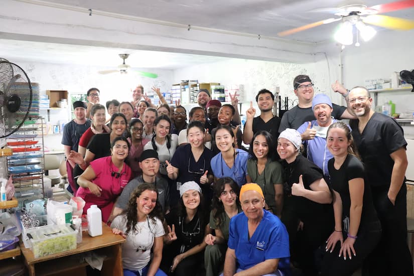 A group of 太阳城娱乐城 students and faculty during a mission trip to Jamaica.
