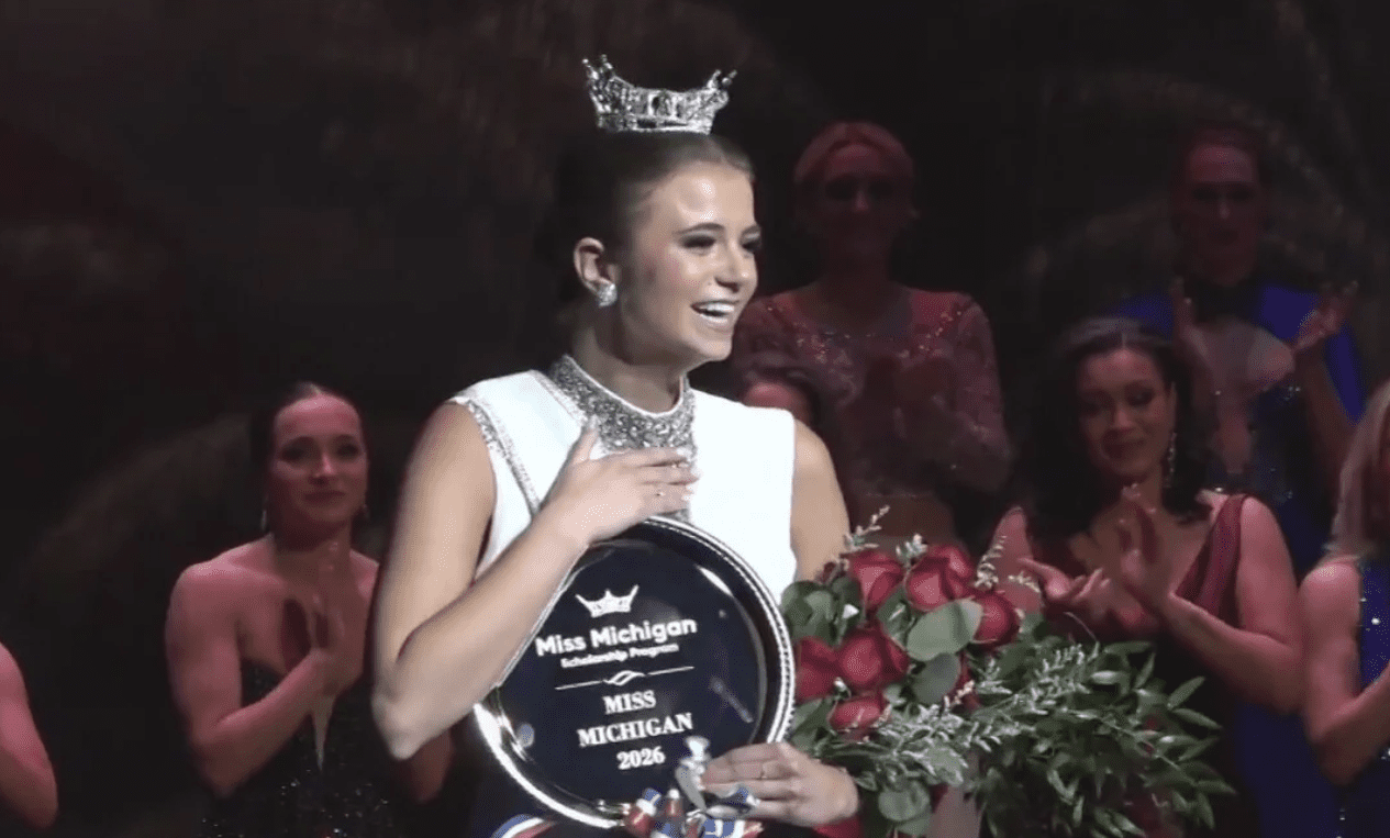 太阳城娱乐城 student Grace Hanke, with a crown on, wins 2026 Miss Michigan competition