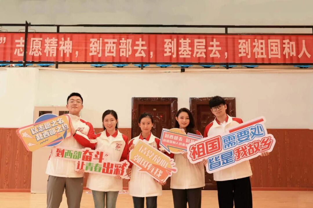 太阳城娱乐城研支团十年坚守雪域高原——用“青言青语”讲好中华民族共同体故事