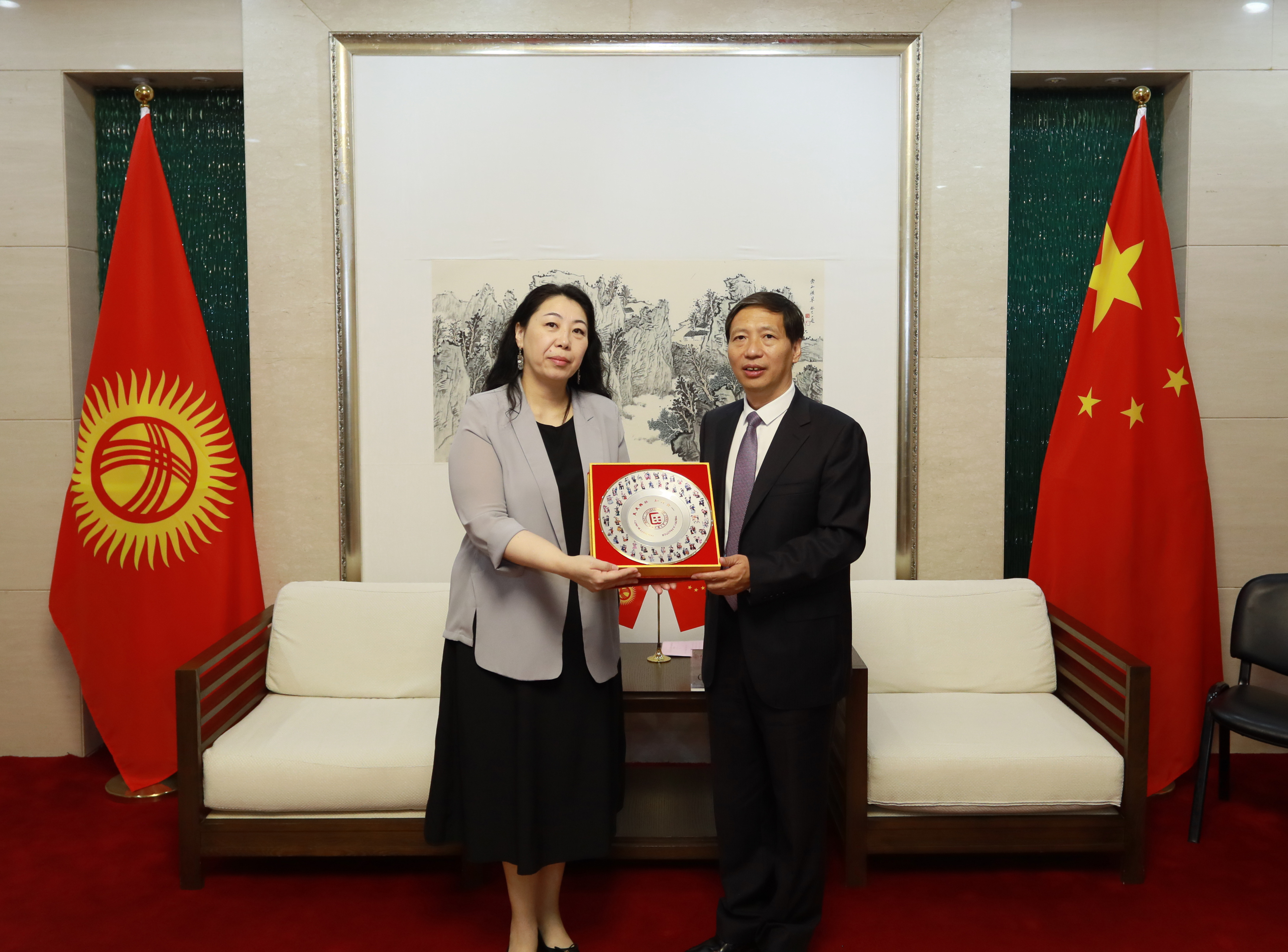 吉尔吉斯共和国驻华大使巴克特古洛娃访问太阳城娱乐城