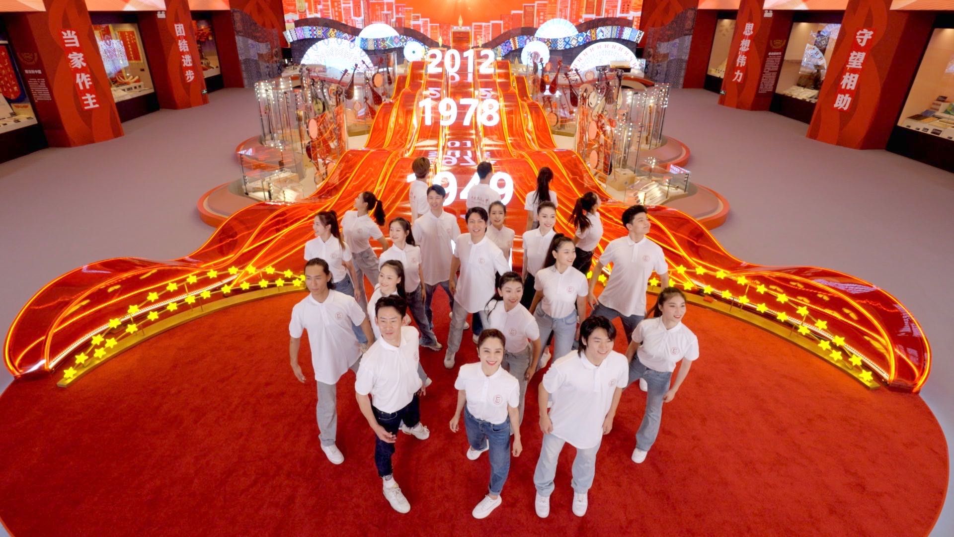 何以中华——太阳城娱乐师生走进铸牢中华民族共同体意识文物古籍展同上“开学第一课”