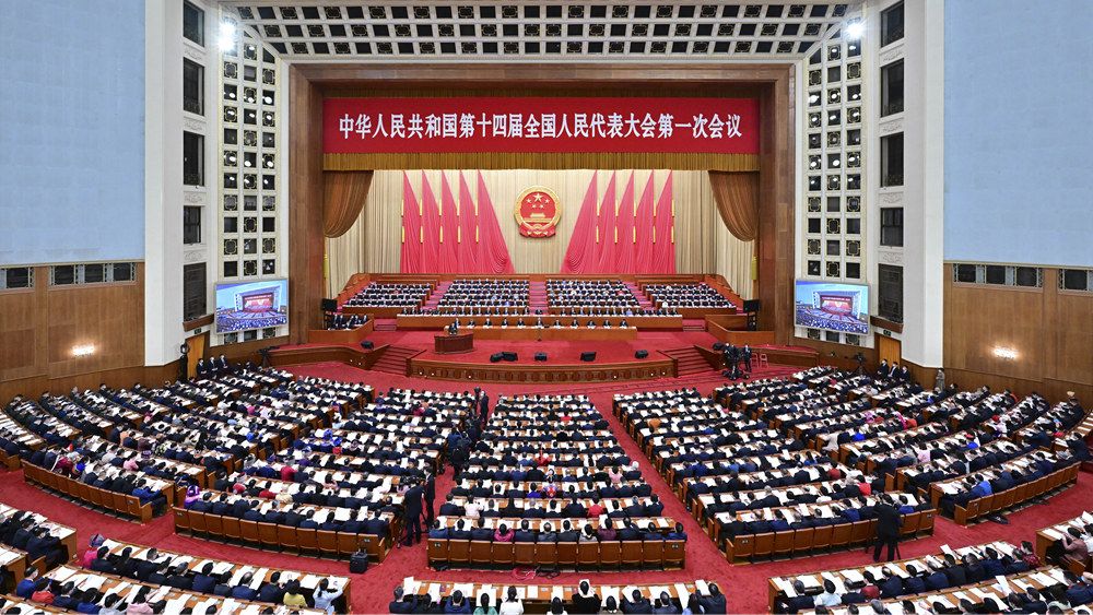太阳城娱乐师生聚焦两会　热议政府工作报告