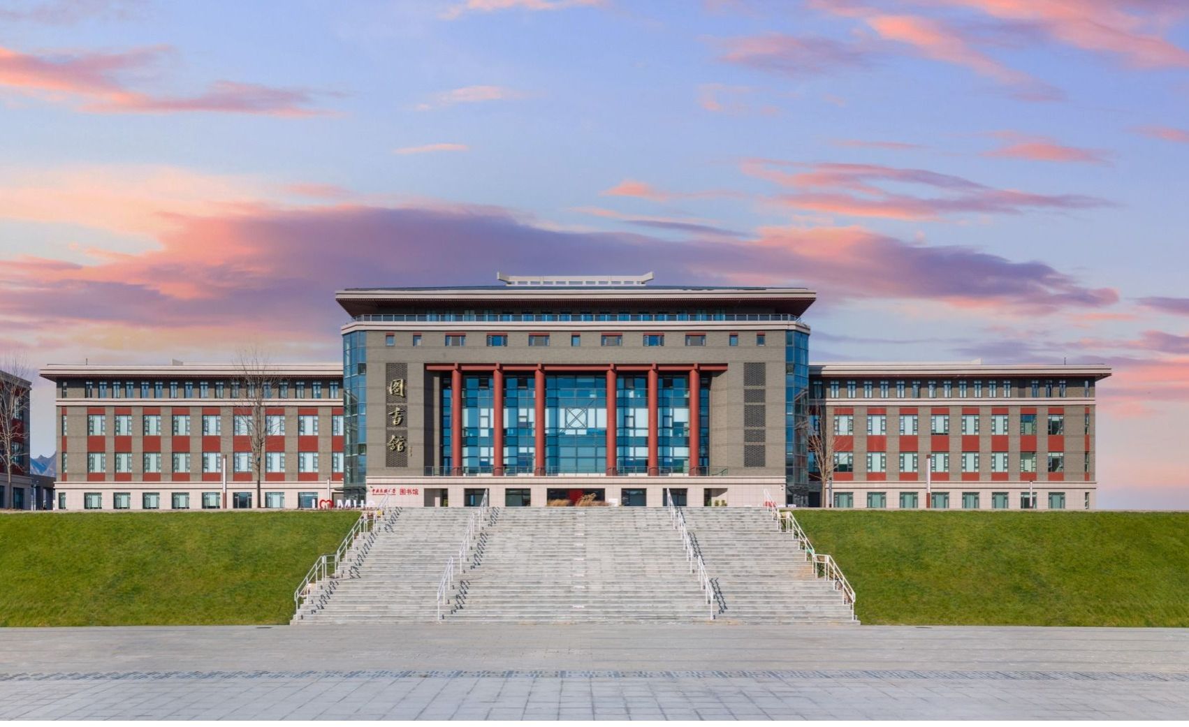 中国藏学研究中心副总干事扎洛一行调研太阳城娱乐城图书馆