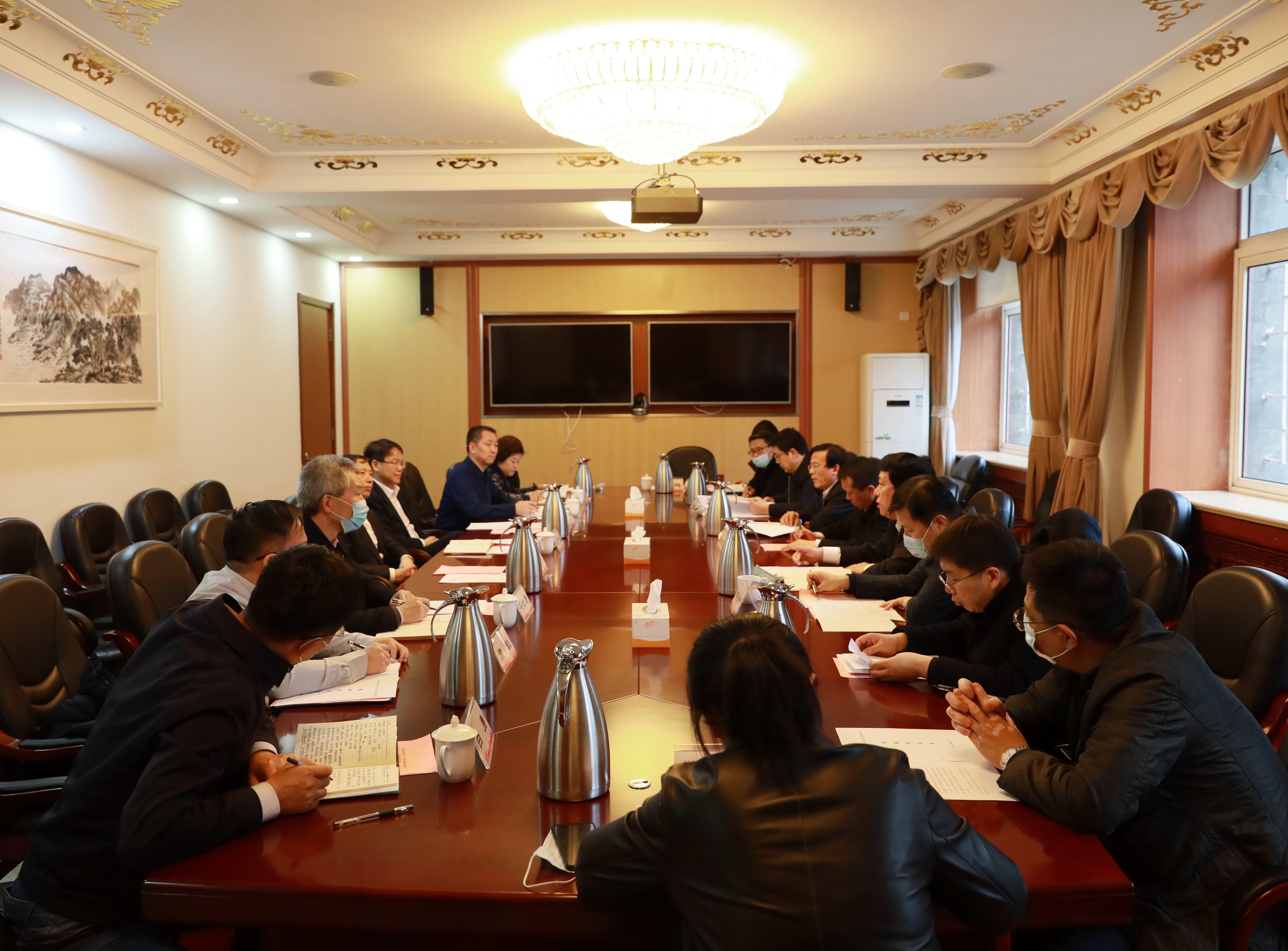 河北民族师范学院党委书记苏国安一行来校交流调研