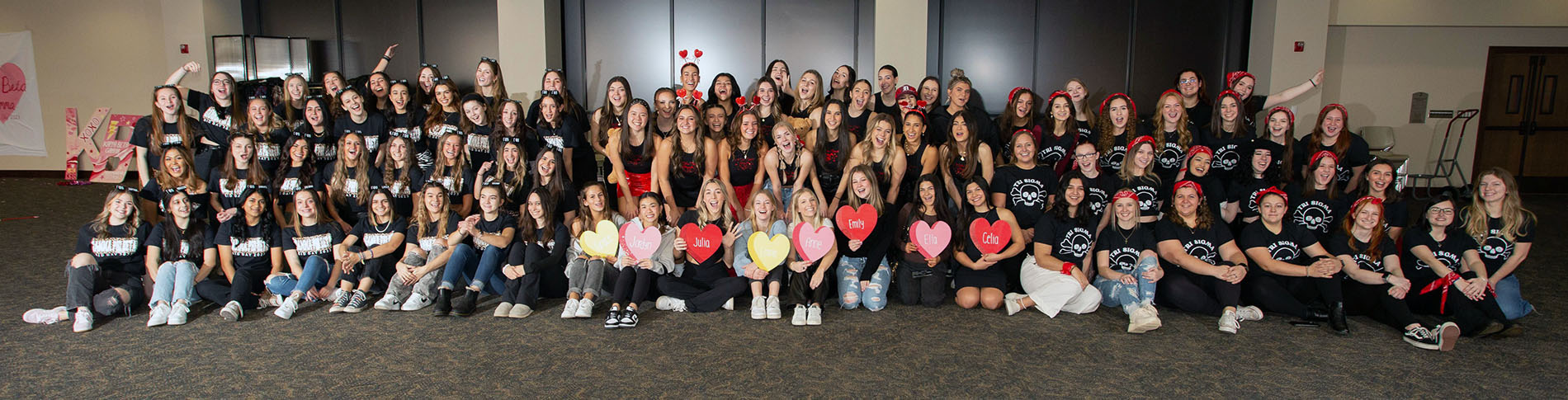 太阳城娱乐城 sororities pose for a group picture after bid day.