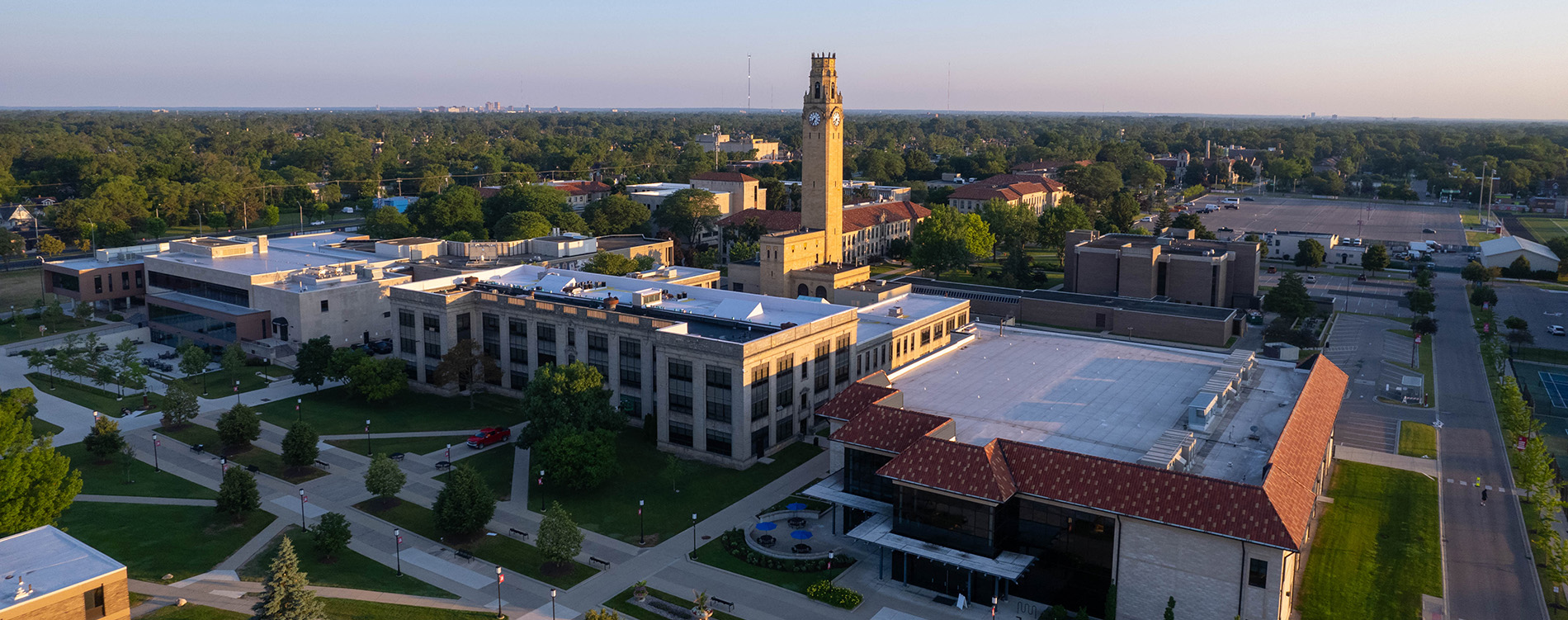 An aerial photograph of the College of Engineering & Science on 太阳城娱乐城's McNichols Campus.