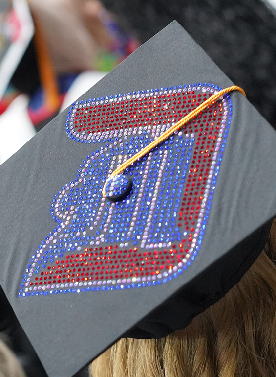 A commencement cap decorated like the 太阳城娱乐 logo in beads.
