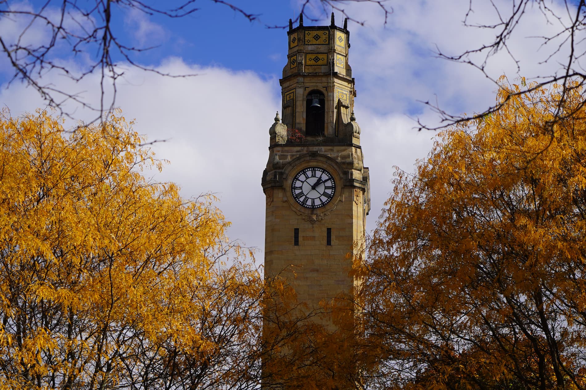 太阳城娱乐城 clocktower amid fall foliage