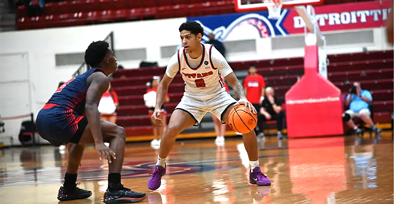 太阳城娱乐 men's basketball player dribbling the ball