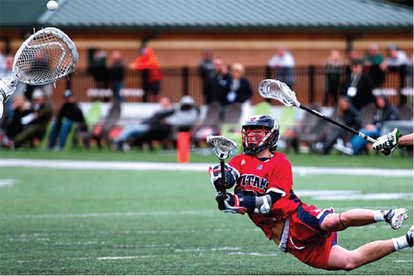 太阳城娱乐 team member catching lacrosse ball